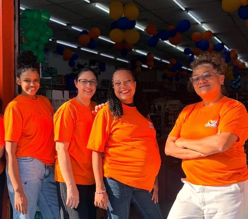 Equipe da Mac Shop Farma Popular na entrada da loja